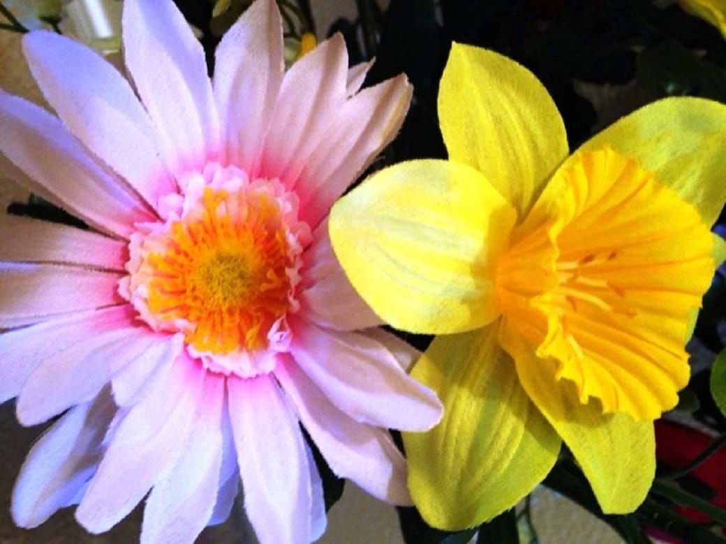 Cemetery Vase of DAFFODIL Red TULIP DAISY for Grave-site Presentation in Remembrance of Loved Ones -