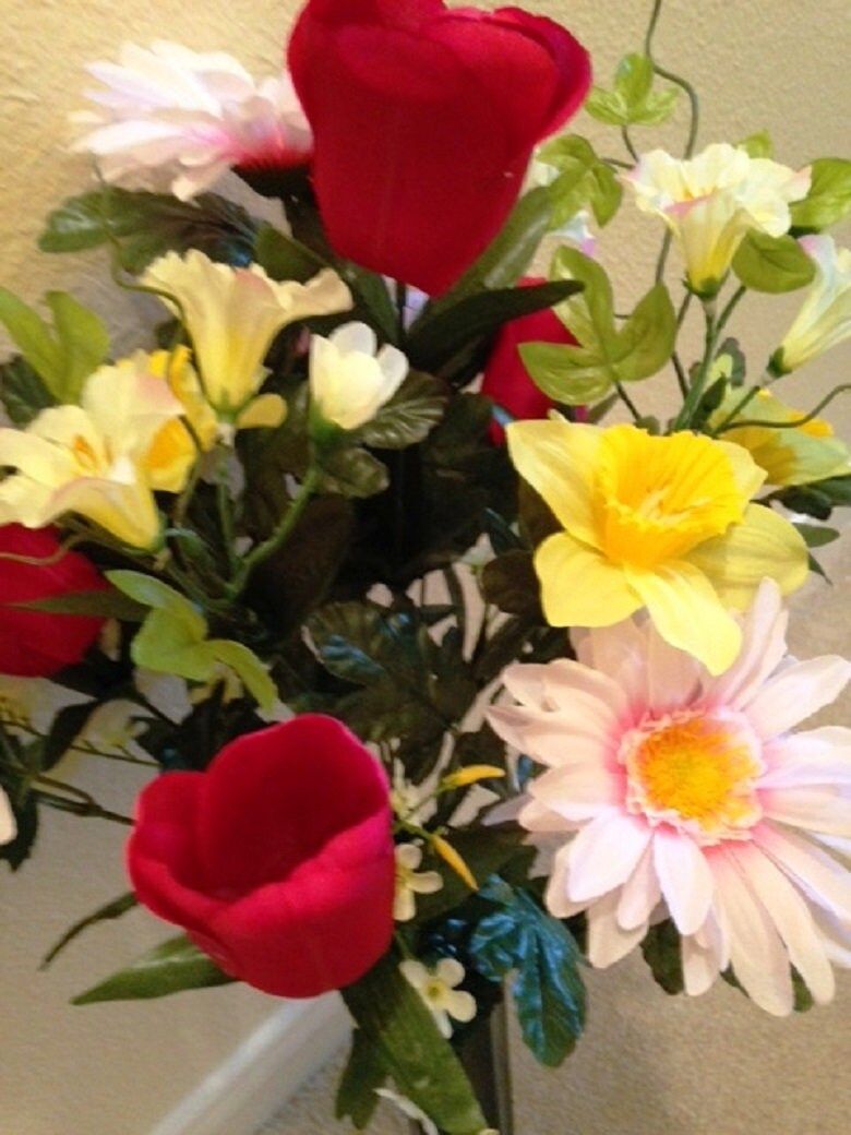 Cemetery Vase of DAFFODIL Red TULIP DAISY for Grave-site Presentation in Remembrance of Loved Ones -