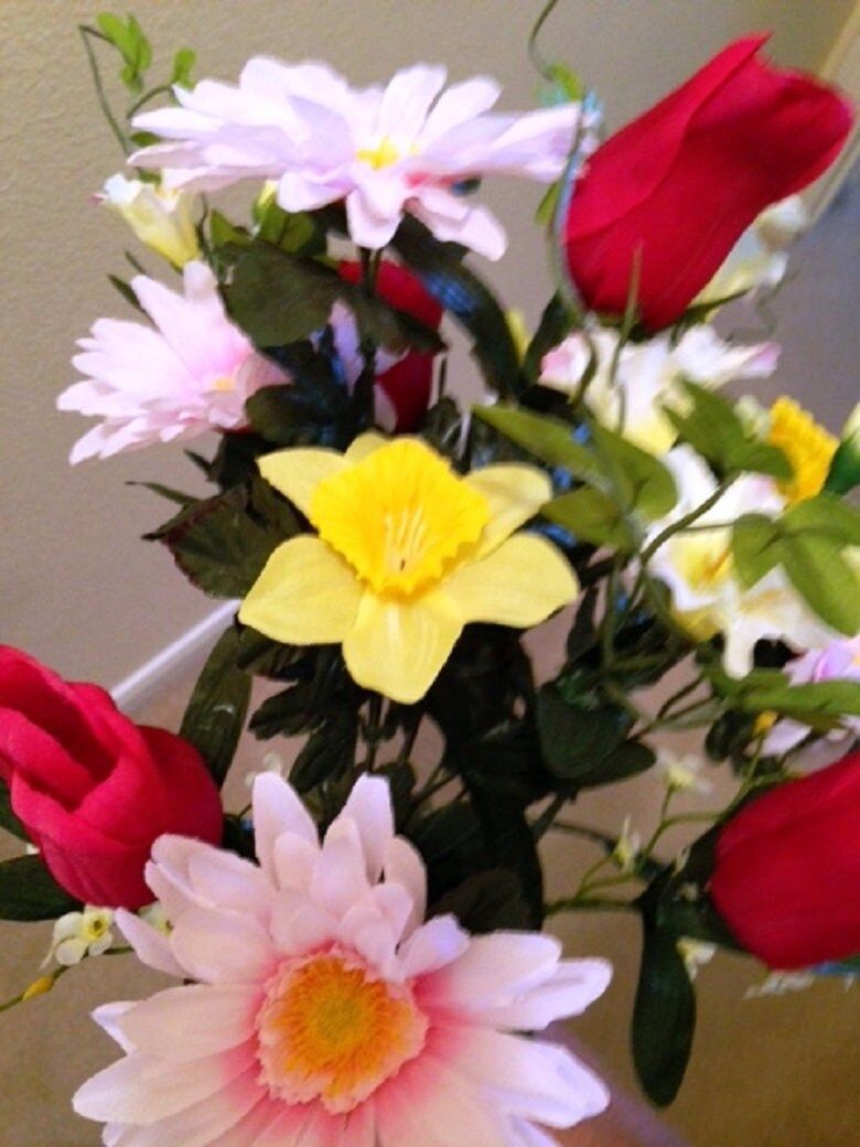 Cemetery Vase of DAFFODIL Red TULIP DAISY for Grave-site Presentation in Remembrance of Loved Ones -
