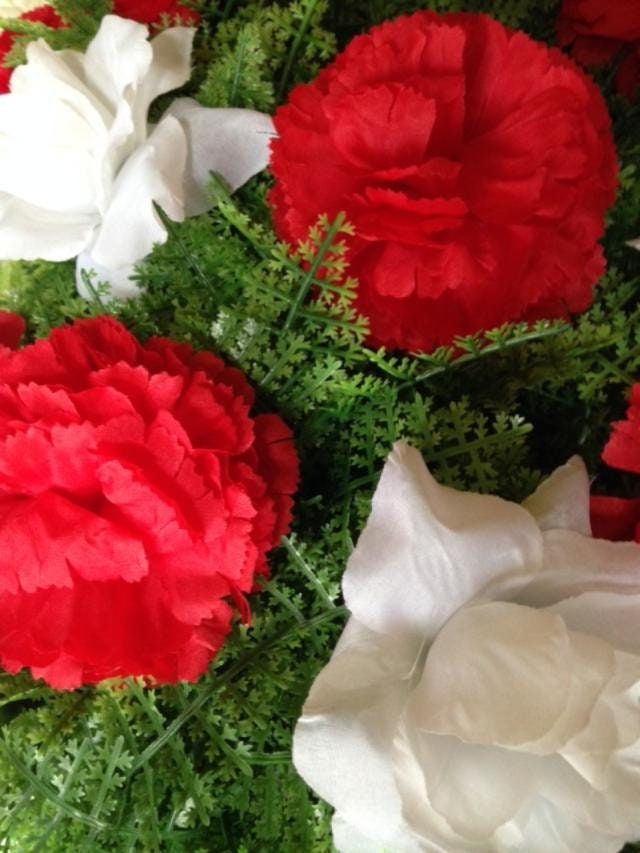 Cemetery SILK FLOWER SPRAY easel mounted in Large Red & White for Grave-site Presentation in Remembrance of Loved Ones -