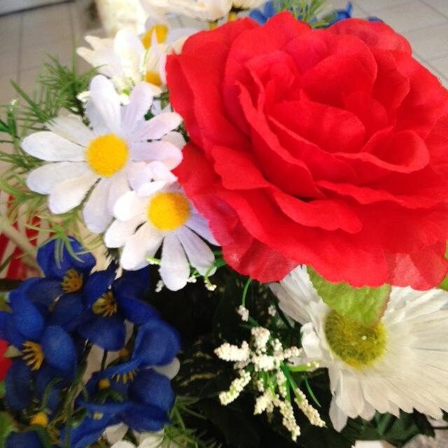 Cemetery Flower Vase of ROSE DAISY USA flowers for Grave-site Presentation in Remembrance of Loved Ones -