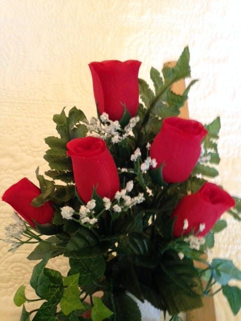 CRYPT / MAUSOLEUM Bouquet (No Vase) Red ROSE w/ Baby's Breath Ivy Presentation in Remembrance